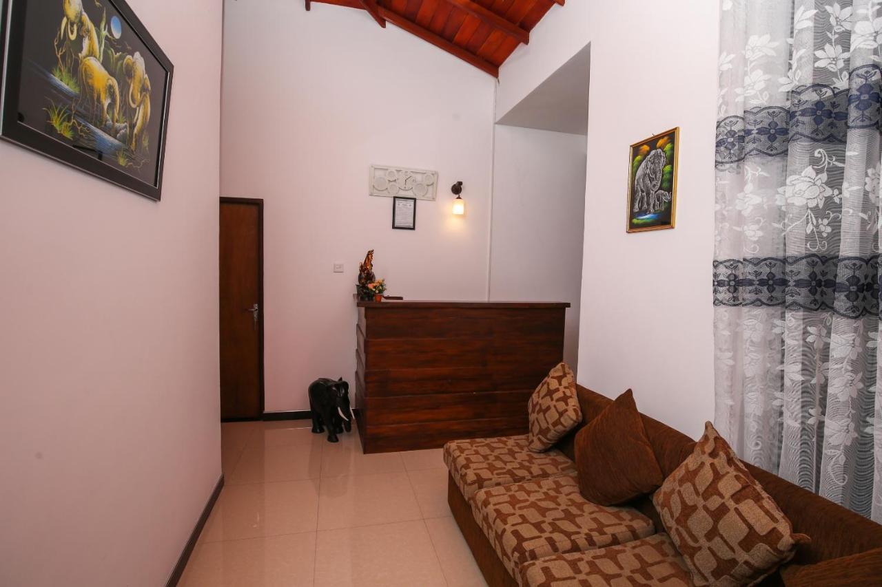 Oyo 438 Sarala Residence Hotel Kandy Eksteriør bilde